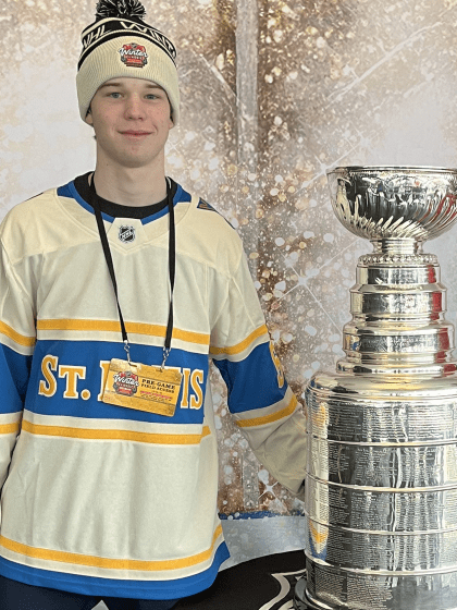 他们频频举 他们频频举